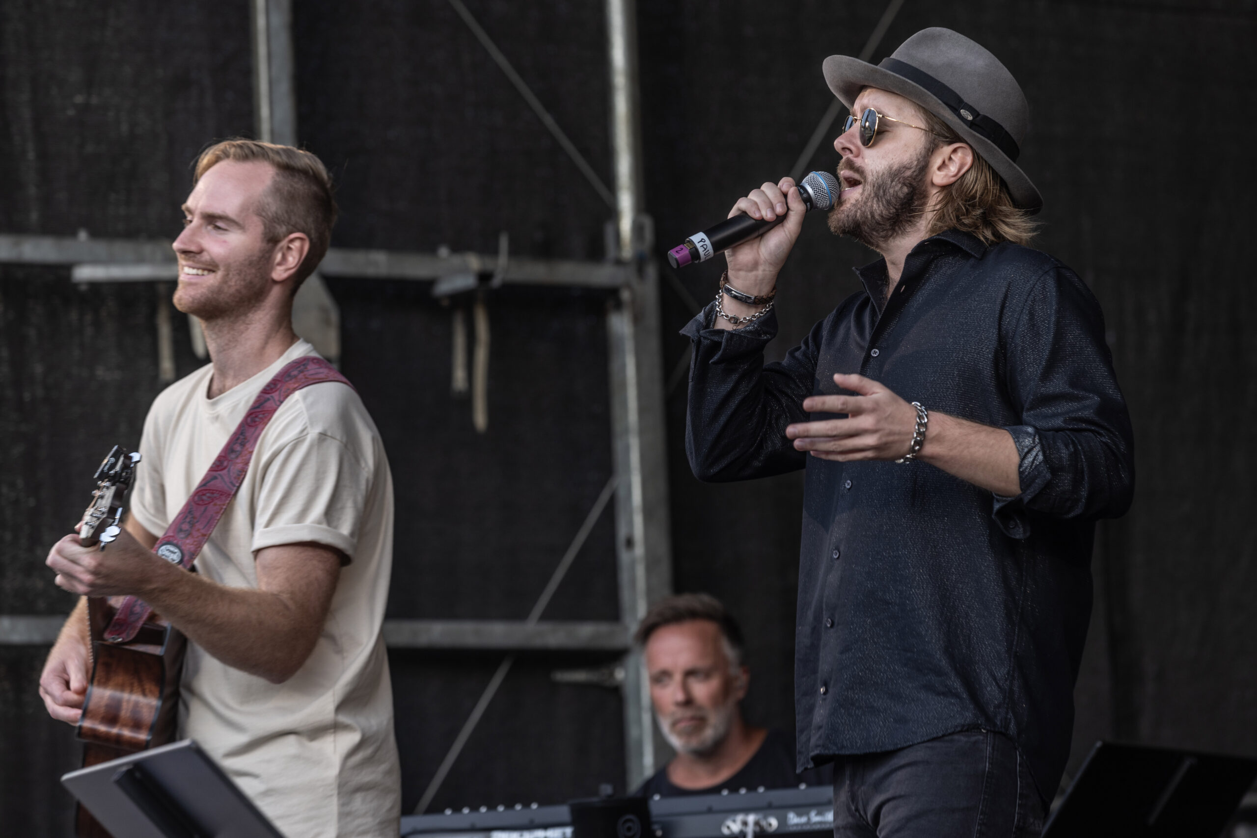 20230817 TrollhŠttan Drottningtorget
Sommarpuls
AllsŒng pŒ torget med Jessica Andersson Morgan Larsson David Nilsson o Bon Viviants
Mycket folk sommar sommarkvŠll

Foto: Joachim Nywall

FOTO : JOACHIM NYWALL KOD 0708840825_1
COPYRIGHT JOACHIM NYWALL

***BETALBILD***
Redovisas till 
NYWALL MEDIA AB
Strandgatan 30